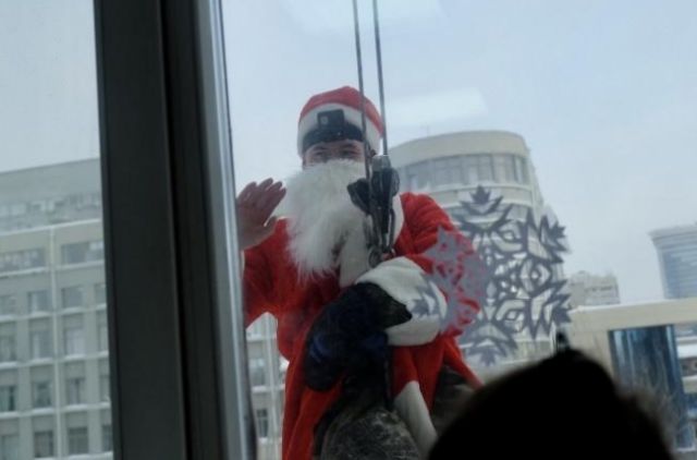 В Новосибирске Деды Морозы навестили пациентов детской больницы через крышу