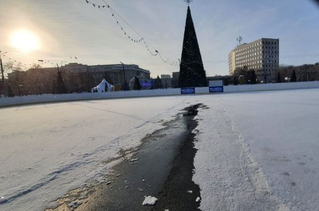 Главный каток Оренбурга не мог замерзнуть к Новому году из-за «подземного подогрева».