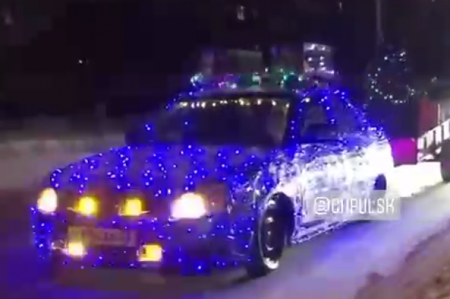 В Ульяновске наряд ДПС остановил Деда Мороза на рулём машины-гирлянды