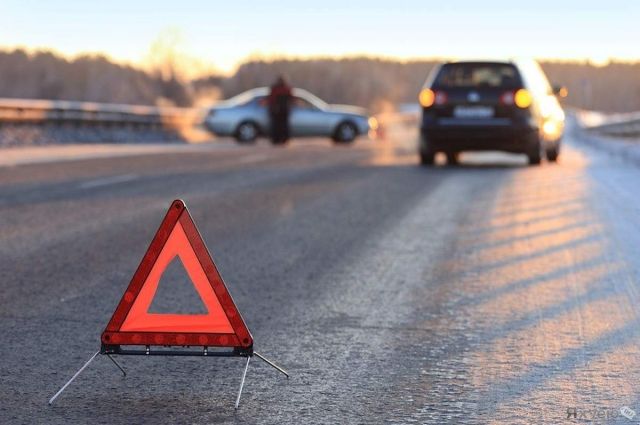 На севере Петербурга водитель Mercedes устроил ДТП, пожар и фейерверк