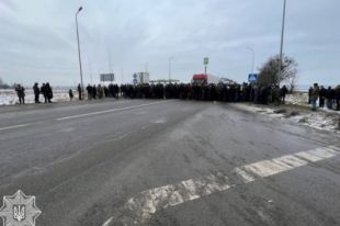 Во Львовской области полсотни людей перекрыли трассу Киев-Чоп.