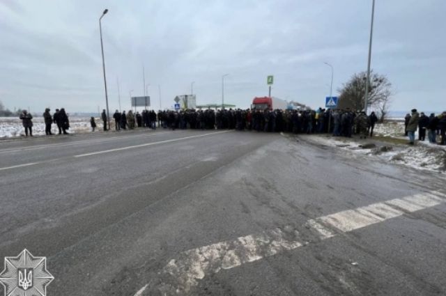 Во Львовской области полсотни людей перекрыли трассу Киев-Чоп. 