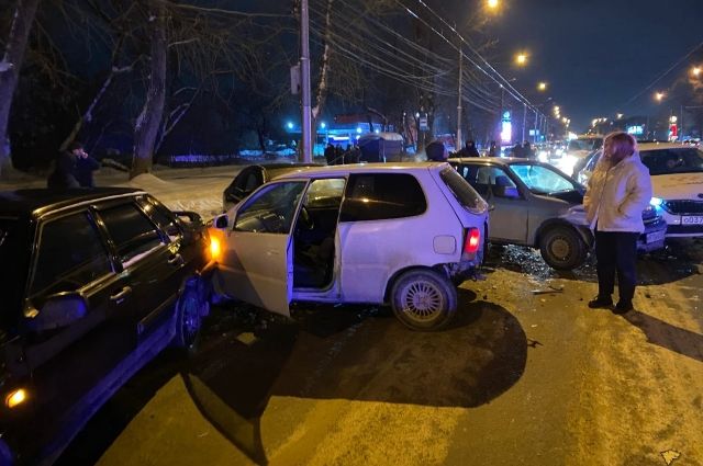 Пьяный водитель Hyundai устроил ДТП с шестью автомобилями в Новосибирске
