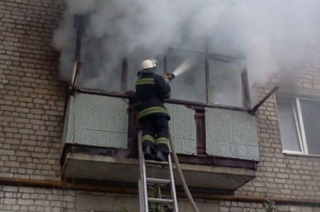 В Красноярске новогоднюю ночь пожарные спасли из горящего дома 10 человек
