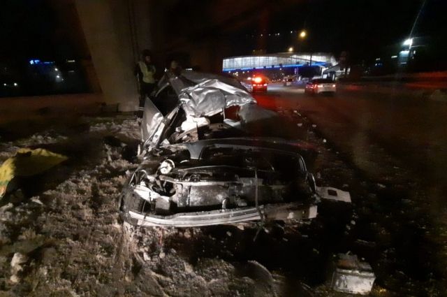 Двое мужчин погибли в ДТП Subaru с бетонной опорой в Новосибирске