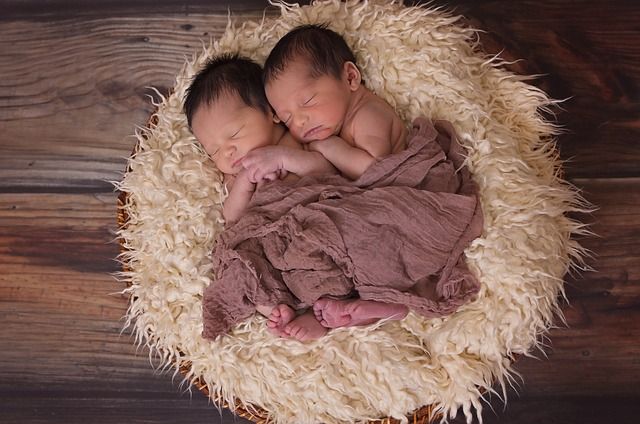 Первыми родившимися в Красноярске в 2022 стали двойняшки