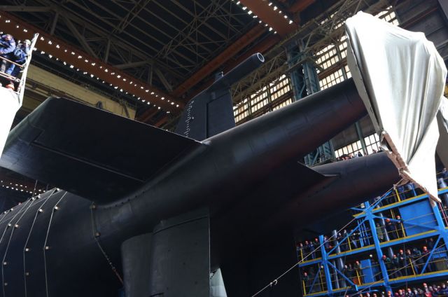Атомная подводная лодка «Белгород» во время спуска на воду на АО «Производственное объединение «Севмаш» в Северодвинске.