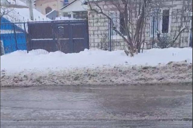 На улице Одесской в Оренбурге из-за порыва на трубах дорогу затопило водой.