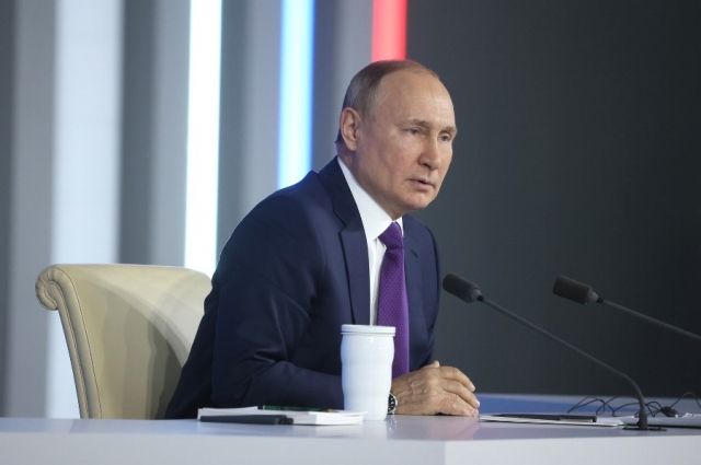 Путин присвоил госнаграды дипломатам и строителям БАМ