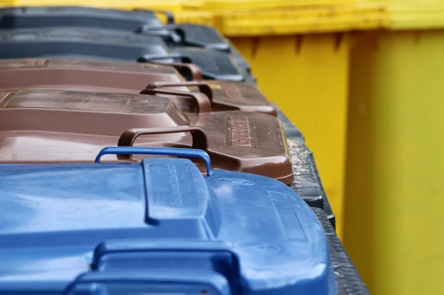Одно самых распространённых нарушений – переполнение контейнеров и отсека для крупногабаритного мусора, также компании не содержат в чистоте прилегающие территории.
