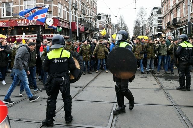Акция против антиковидных мер в Амстердаме переросла в стычки с полицией