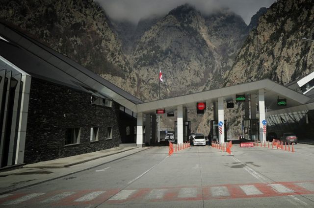 Движение грузовиков по Военно-Грузинской дороге закрыли из-за непогоды