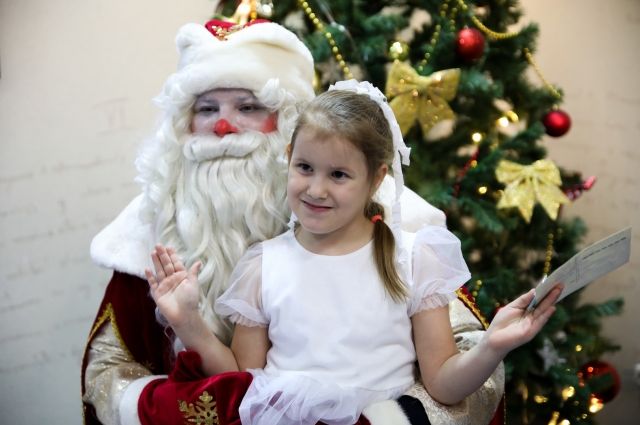Дед Мороз благодарит детей за спасенный праздник