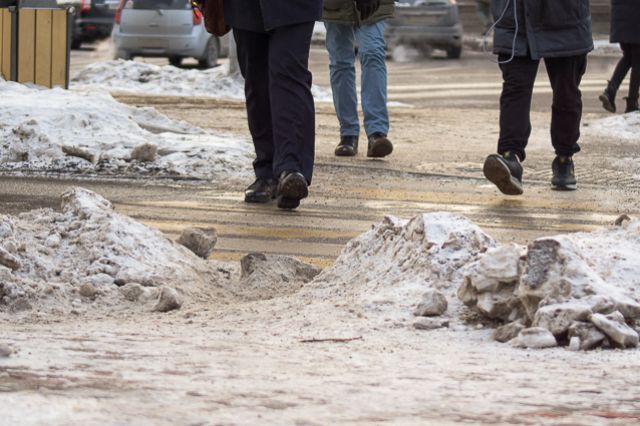 С наступлением зимы люди начали спрашивать об очистке тротуаров от снега и наледи.