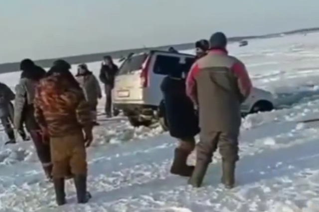 Внедорожник Honda провалился под лед в Новосибирской области