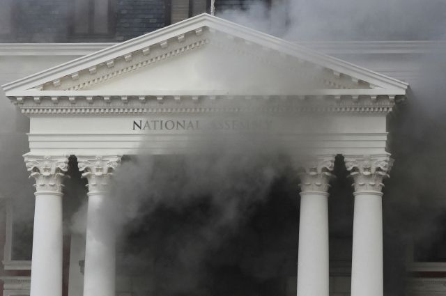 В ЮАР предъявлено обвинение в поджоге здания парламента