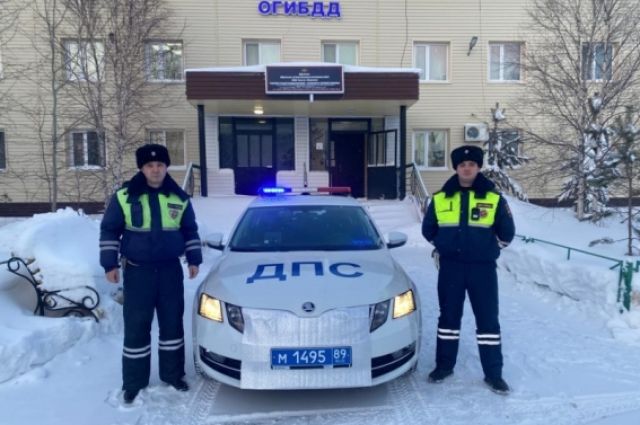 Муравленковские полицейские спасли людей из горящего дома