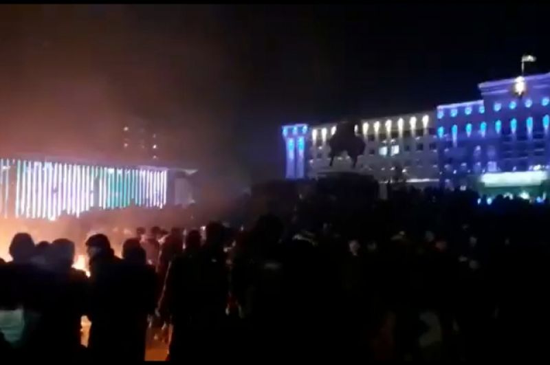 По сообщениям из соцсетей, в Уральске и Актобе протестующие хотят провести ночь на центральных площадях городов. Они разжигают костры и поют.