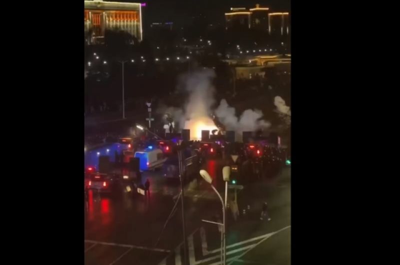 На площади Республики в Алма-Ате полиция и протестующие готовятся к столкновениям. На скриншоте видео виден взрыв, вероятно, светошумовой гранаты. 