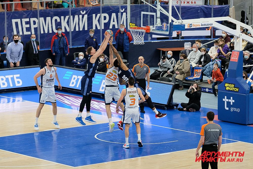 Баскетбольный матч «Парма-Париматч» - «Зенит» в Перми.