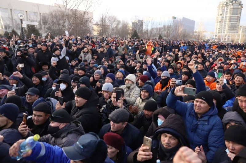 Правительственная комиссия встретилась с активистами, собравшимися на площади Ынтымак в городе Актау.