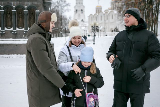 Александр Авдеев с женой и детьми посетил Музей ложки в «Палатах» ВСМЗ