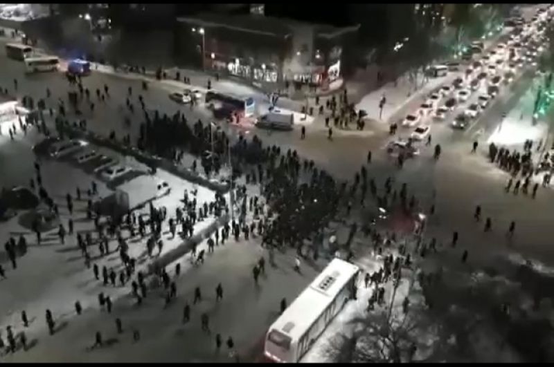 В Нур-Султане (новая столица Казахстана) полицейские разгоняют протестующих.
