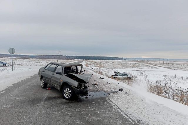 На трассе Емельяново-Частоостровское столкнулись два автомобиля, один из водителей погиб от полученных травм. 