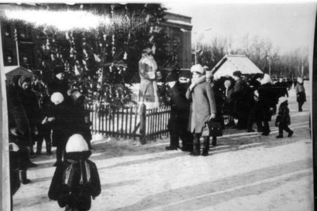Власти Самары показали фото Новогодней ёлки на площади Куйбышева 1967 года