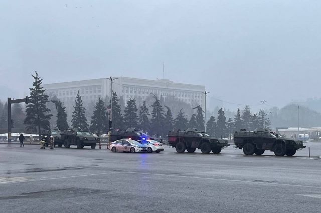 Полиция и военная техника на улице в Алма-Ате.