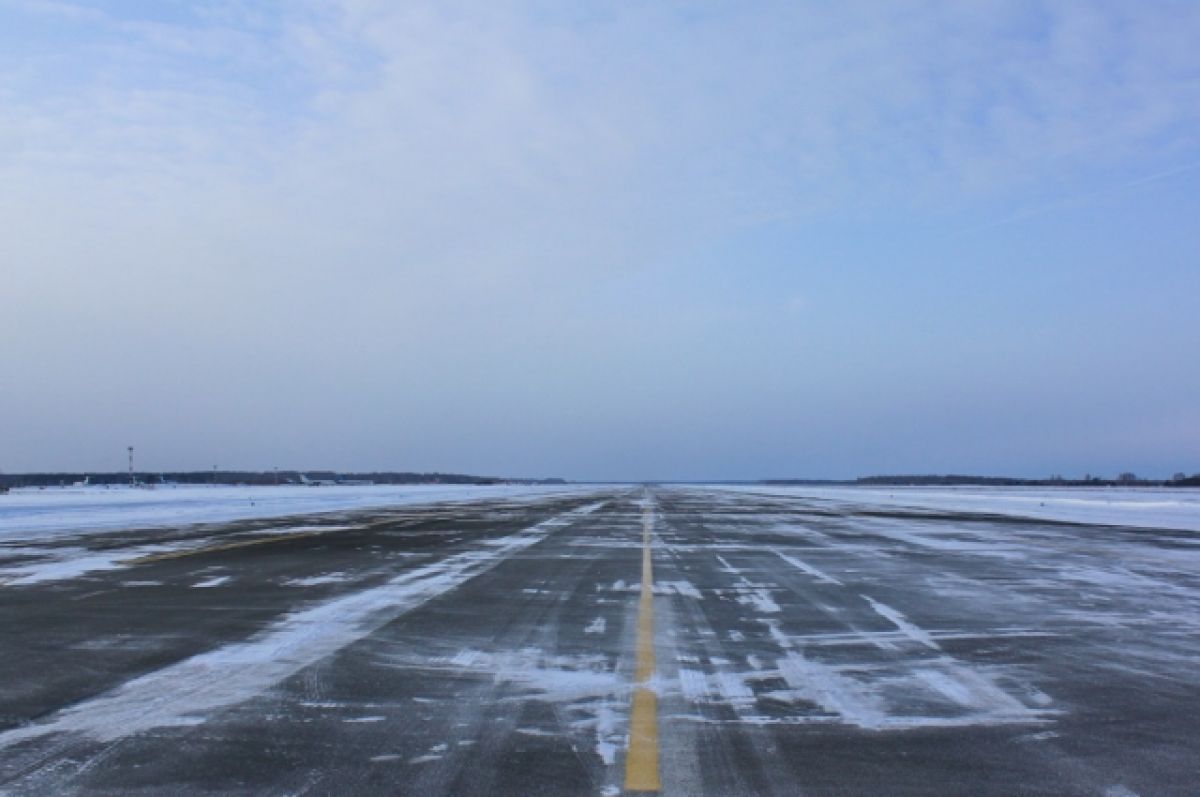 Полет на самолете челябинск. Аэропорт Челябинск ВПП. Взлетная полоса. Взлётно-посадочная полоса. Аэропорт Челябинск снег.