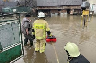 Подтоплены дороги и дома: на Закарпатье дожди вызвали наводнение.