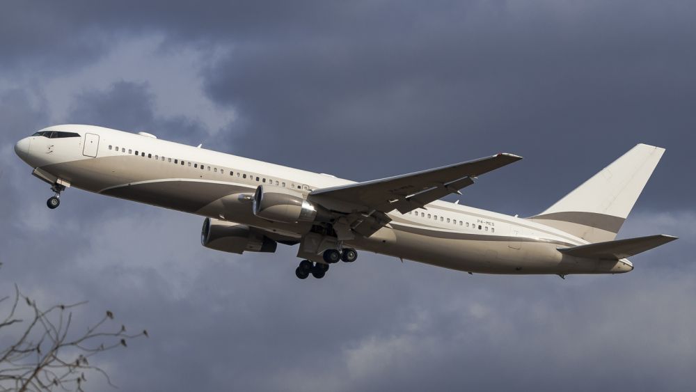 Cамолёт бизнес-класса Boeing 767-33A(ER) (бортовой номер P4-MES, зарегистрирован на Арубе), известный как «Бандит» из-за характерной окраски окон кабины пилотов с наружной стороны фюзеляжа. В ноябре 2021 года стало известно, что принадлежавший Абрамовичу пассажирский самолёт Boeing 767-300ER с номером P4-MES выставили на продажу, ориентировочная стоимость лота составила 100 млн долларов