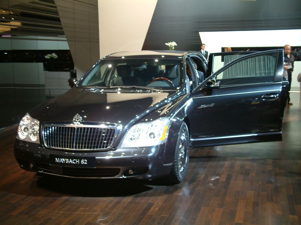 В 2004 году Абрамович купил два бронированных лимузина Maybach 62