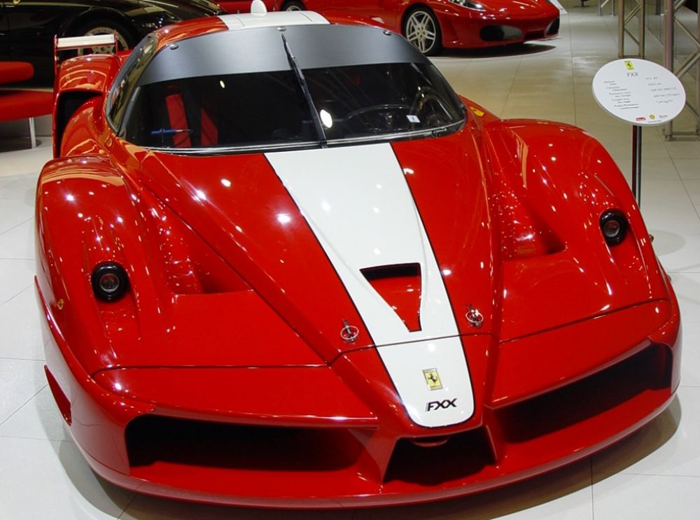 Автомобиль Ferrari FXX. Эта модель была выпущена в очень ограниченном количество, таких автомобилей произведено всего 30