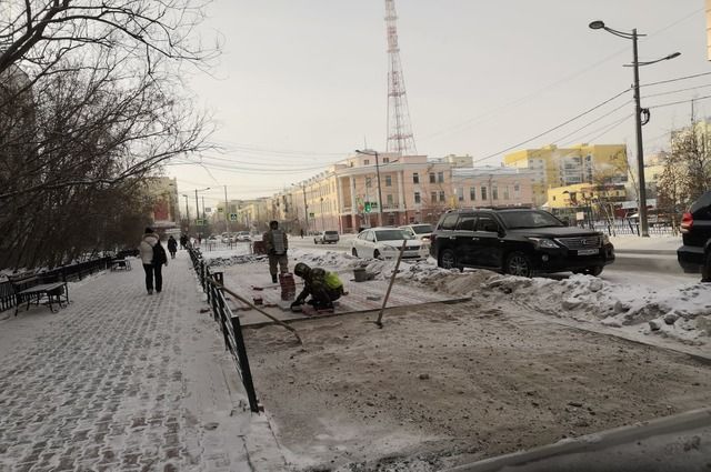 Мужчина совершил поджог на входе в здание правительства Якутии