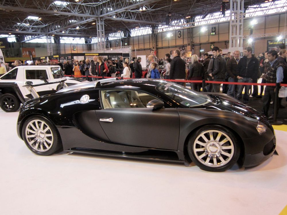Автомобиль Bugatti Veyron. Гиперкар компании Bugatti, производившийся с 2005 по 2015 год. Назван в честь французского легендарного гонщика Пьера Вейрона, победителя 1939 года в гонках 24 часа Ле-Мана. В 2010 году журналы Top Gear и Robb Report присудили награду «Автомобиль десятилетия» Bugatti Veyron и модификации Grand Sport соответственно