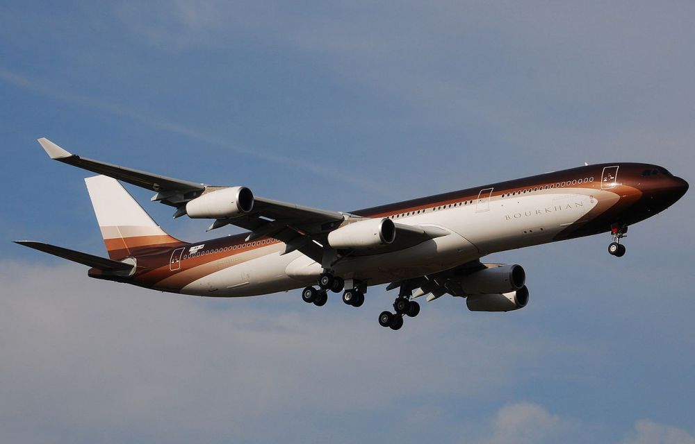 Самолёт Airbus A340-313X (бортовой номер M-ABUS), куплен в сентябре 2008 года)