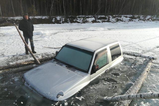 На заливе Ангары на Байкальском тракте под лёд провалился внедорожник