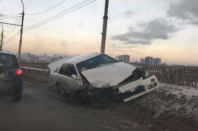 В Новосибирске столкнулись три автомобиля на Димитровском мосту