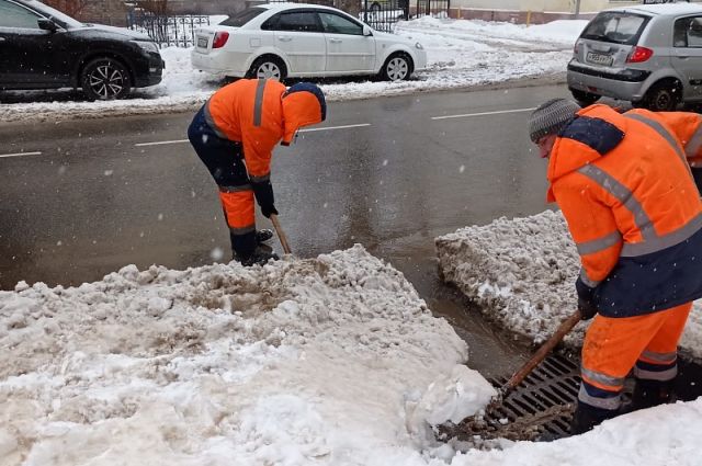 На улицах Тулы от снега очищают дождеприемные решетки и ливневые стоки