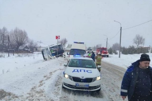 В Тульской области автобус с пассажирами съехал в кювет