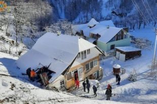 В Ивано-Франковской области легковушка пробила крышу жилого дома.