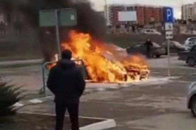 Автомобиль сгорел на парковке «Леруа Мерлен» в Ростове седьмого января