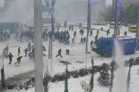 Столкновения казахов с полицейскими во время протеста в Актобе (Казахстан). 5 января 2022 года.