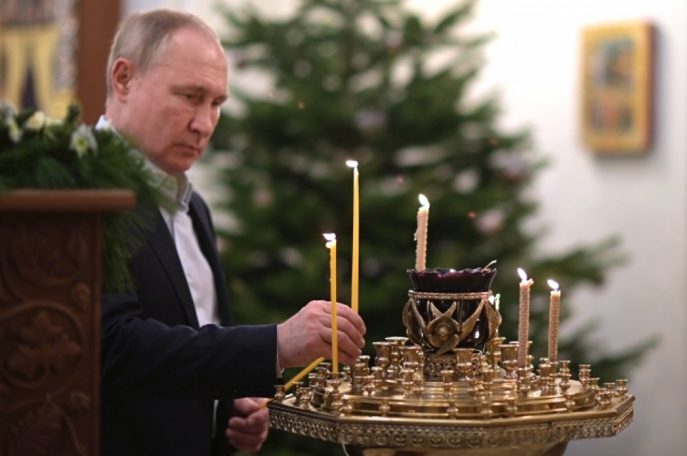 Президент России Владимир Путин во время Рождественского богослужения в храме Спаса Нерукотворного Образа.