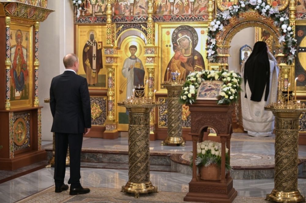 Президент России Владимир Путин во время Рождественского богослужения в храме Спаса Нерукотворного Образа на территории государственной резиденции.