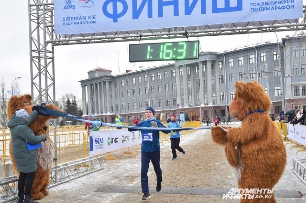 Лидером забега на дистанции 21,1 км среди мужчин стал Алексей Патраков из Перми.