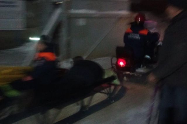 Жителя Удмуртии, упавшего с лестницы, пришлось транспортировать спасателям