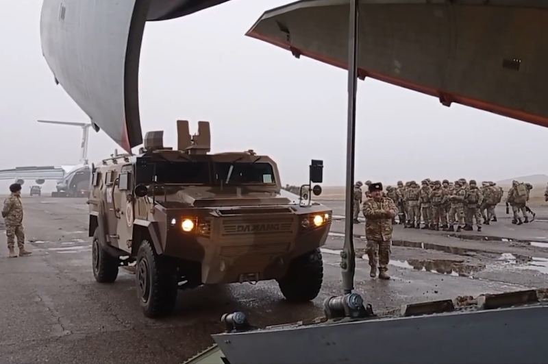 Погрузка военной техники подразделения армии Киргизии из состава миротворческих сил ОДКБ для отправки в Казахстан.